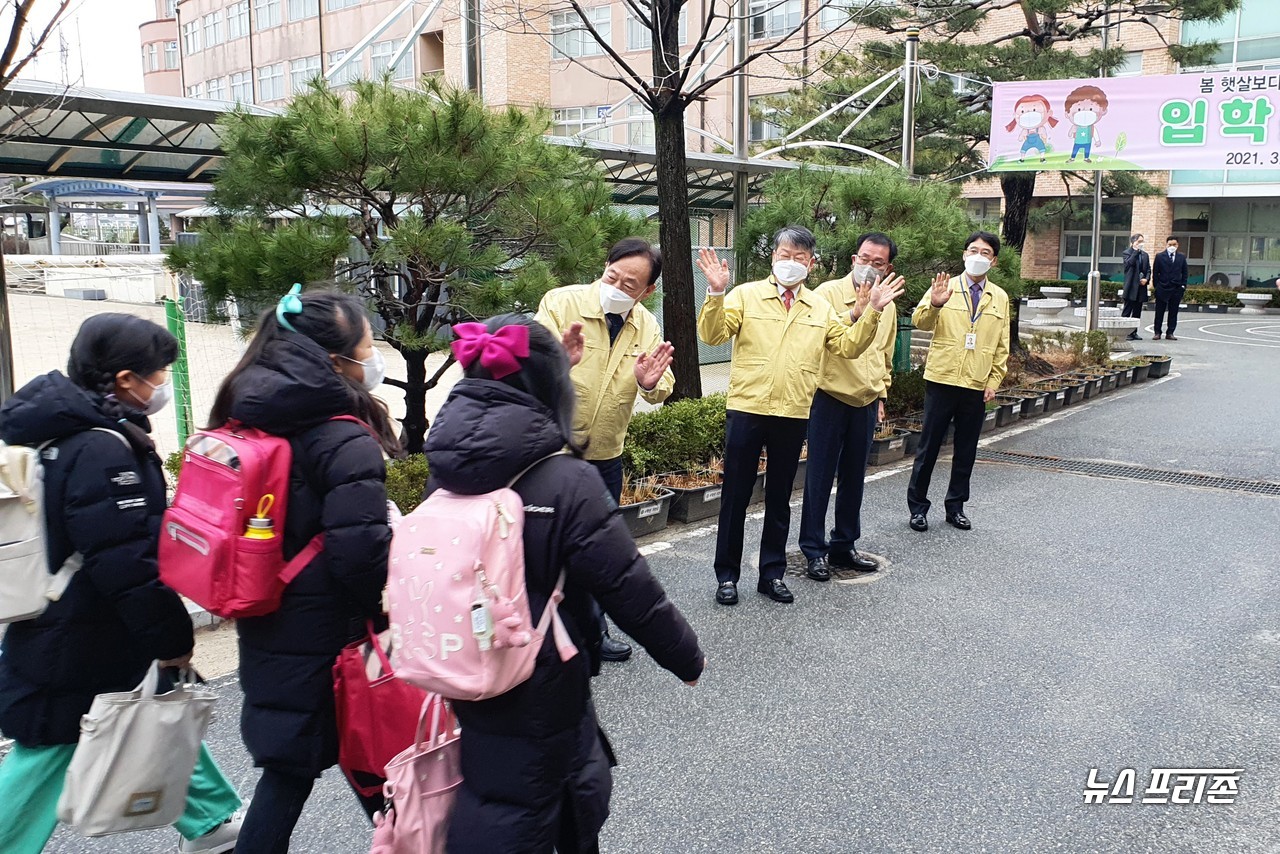 설동호 대전시교육감이 2일 오전 대전목양초등학교(교장 이민)를 찾아 신학년 등교상황 등을 직접 점검하여 등교하는 학생들과 인사를 나누고 있다./ⓒ이현식 기자