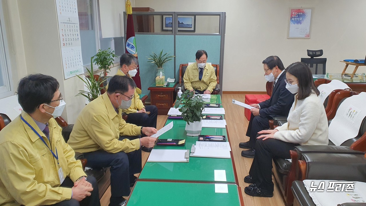 설동호 대전시교육감이 2일 오전 대전목양초등학교를 방문해 이민 교장으로부터 신학년 등교상황 및 학생 안전을 위한 방역 등을 점검하고 있다./ⓒ이현식 기자