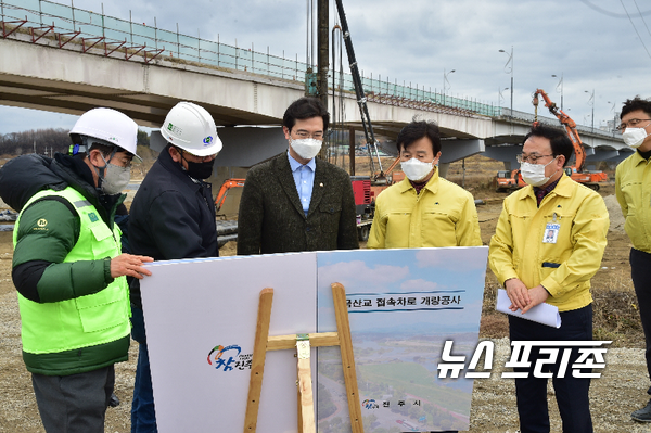 금산교 도로 확장 공사 현장점검./ⓒ뉴스프리존 DB