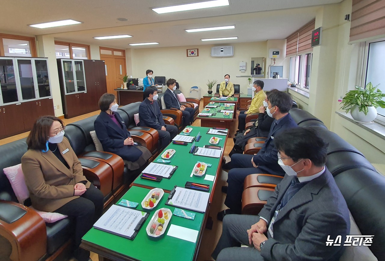 설동호 대전시교육감이 2일 오전 교육청 관계자들과 함께 충남여자고등학교를 직접 현장 방문한 가운데, 고명옥 교장으로부터 신학기 코로나19 방역 대비 및 등교상황 등을 보고 받고 있다./ⓒ이현식 기자