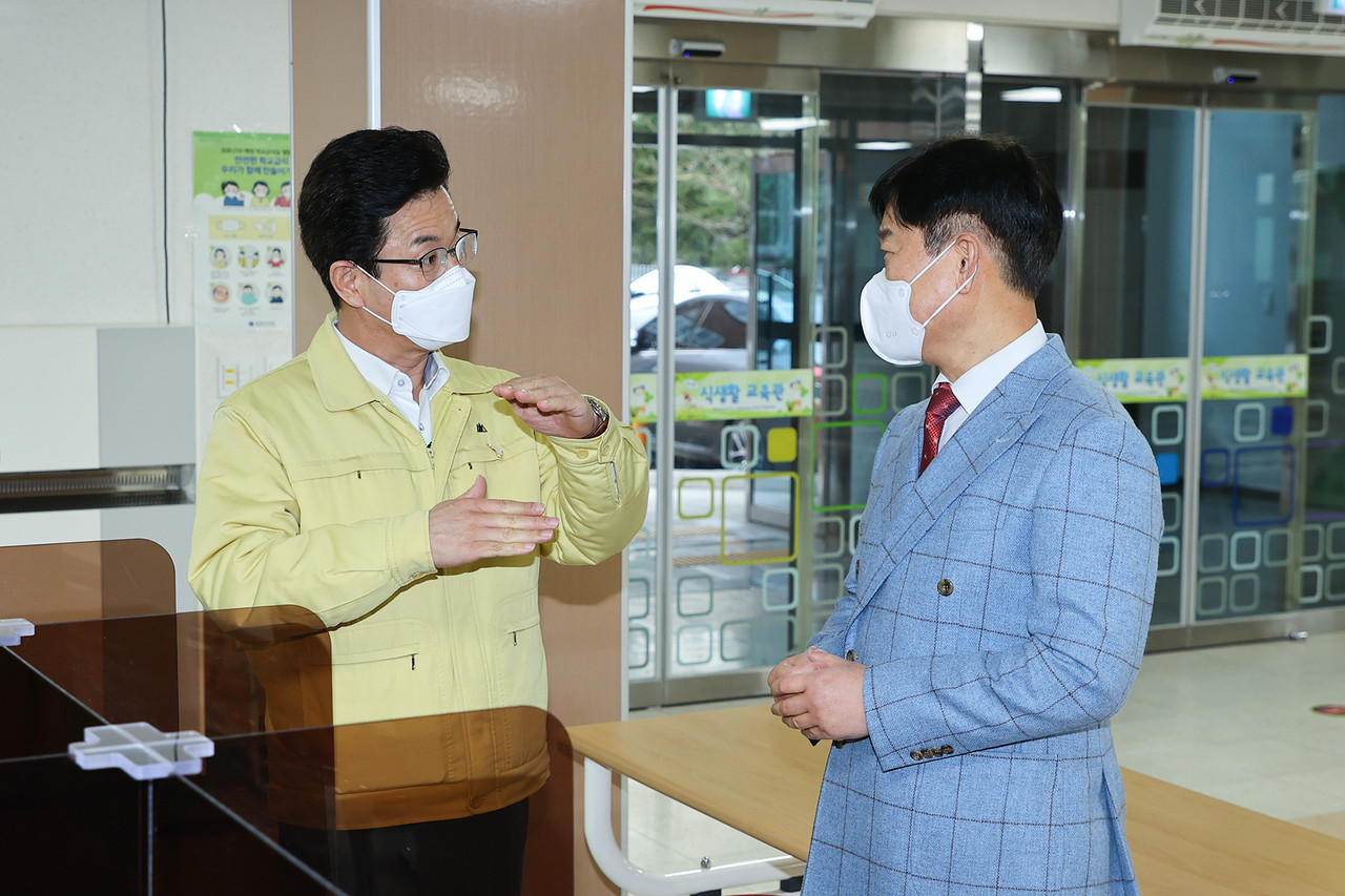 허태정 대전시장은 신학기가 시작된 2일 오전 대전둔산초등학교를 방문해 학교 방역 현장을 점검하는 가운데, 박종용 교장과 대화를 하고 있다./ⓒ대전시