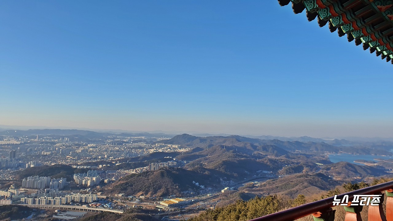 한국관광공사 ‘전국 언택트 관광지 100선’인 동구 식장산문화공원 전망대 식장루에서 바라본 대전시 모습, 사진 오른쪽에는 푸른 대청호가 눈에 띈다./ⓒ이현식 기자