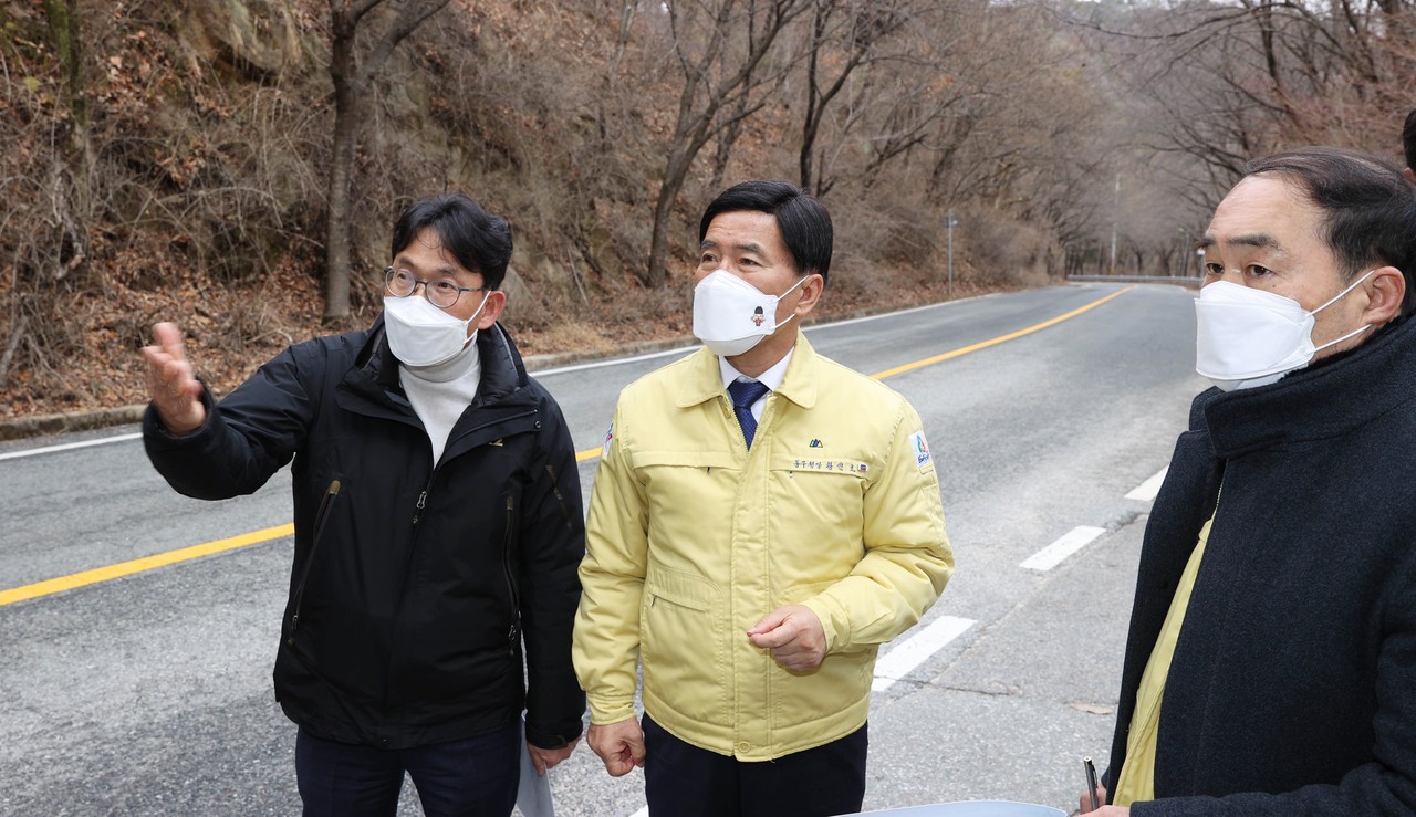 황인호 대전 동구청장이 2일 해빙기 안전사고 예방을 위해 재난취약시설을 둘러보며 관계자에게 안전관리를 당부했다./ⓒ동구청