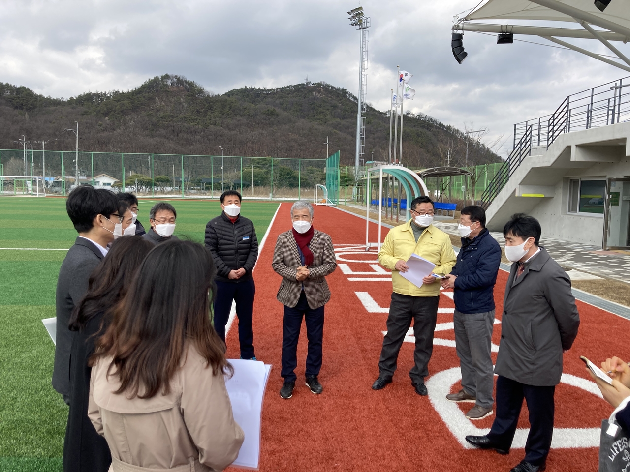 홍종원 대전시의회 행정자치위원장이 2일 안영생활체육시설단지 내 축구장을 찾아 편의시설 부족 민원해결을 위해 시 관계자들에게 민원 해결을 요청하고 있다./ⓒ대전시의회