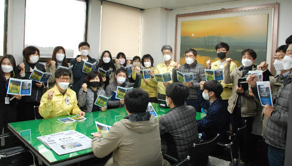 지난달 28일 창녕군 기획예산담당관실 직원들이‘책 읽는 창녕, 독서하는 군민’ 운동에 동참하고 기념사진 모습./ⓒ창녕군