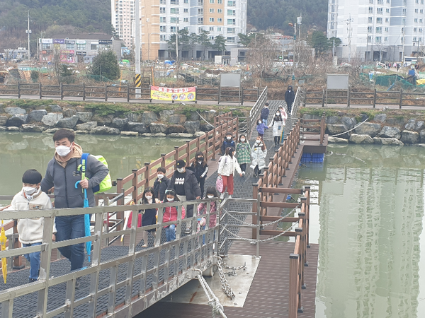 거제시는 덕산베스트2차아파트 ~ e편한세상 연결구간의 수월 유수지 부교에 안전시설물을 설치 완료하여  불편사항을 말끔히 해소했다/ⓒ거제시