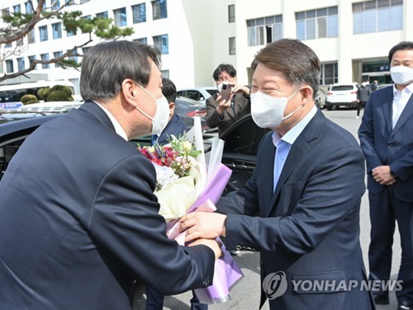 지난 3일 오후 대구지검을 찾은 윤석열 총장을 맞이하는 권영진 대구시장의 모습. 권영진 시장은 윤석열 총장에 꽃다발을 건네며 환영인사를 건넸다. /ⓒ 연합뉴스