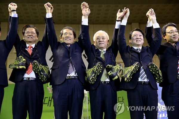 안철수 대표를 비롯한 새정치민주연합 탈당파(주로 호남을 기반으로 둔 정치인)들이 지난 2016년 초 창당했던 옛 국민의당의 경우에도, 지난 20대 총선에서 호남권을 대부분 석권하는 등 38석이라는 기대 이상의 성과를 올린 바 있다. 그러나 양당을 겨냥한 줄타기(오락가락) 행보와 안철수 대표 측과 호남계 정치인들 간의 끊임없는 계파싸움 등으로 인해, 점점 몰락의 수순으로 접어들었다. / ⓒ YTN