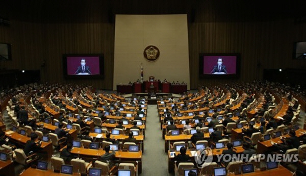 국회 본회의장의 모습. 김어준 딴지일보 총수는 "실제 여의도에 입사(국회의원)하셨거나 여의도를 근무처로 하시는 분(당직자, 보좌관, 비서진 등)들이 다들 하는 얘기가 그거다. 단일종목(특정 분야) 유단자가 여기 가 가지고 어렵다는 것"이라고 짚었다. / ⓒ 연합뉴스