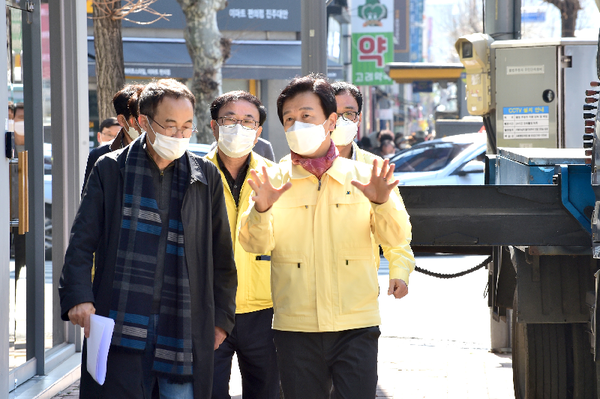 5일 오전 조규일 진주시장, 최삼영 총괄계획가 현장 점검 모습./ⓒ진주시