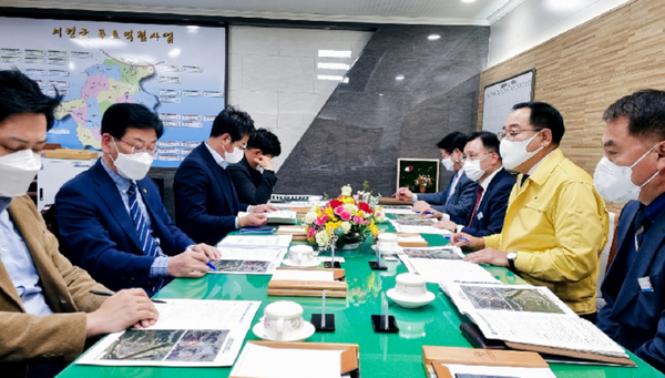 지난 5일 김정호 국회의원이 의령군을 방문해 현안사업을 청취하고 주요사업장을 방문했다./ⓒ의령군