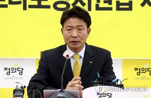 정의당 당대표 단독 후보로 나선 여영국 전 의원은 9일 국회 기자회견에서 “4·7 재보궐선거에서 민주당 서울·부산시장이 탄생하는 것에 동의할 수 없다”고 했다. 이는 국민의힘 후보(오세훈·박형준)나 국민의당 후보(안철수)가 당선되는 것이, 더불어민주당 후보(박영선·김영춘)가 당선되는 것보다 낫다는 공개적인 선언인 셈이다. /ⓒ 연합뉴스