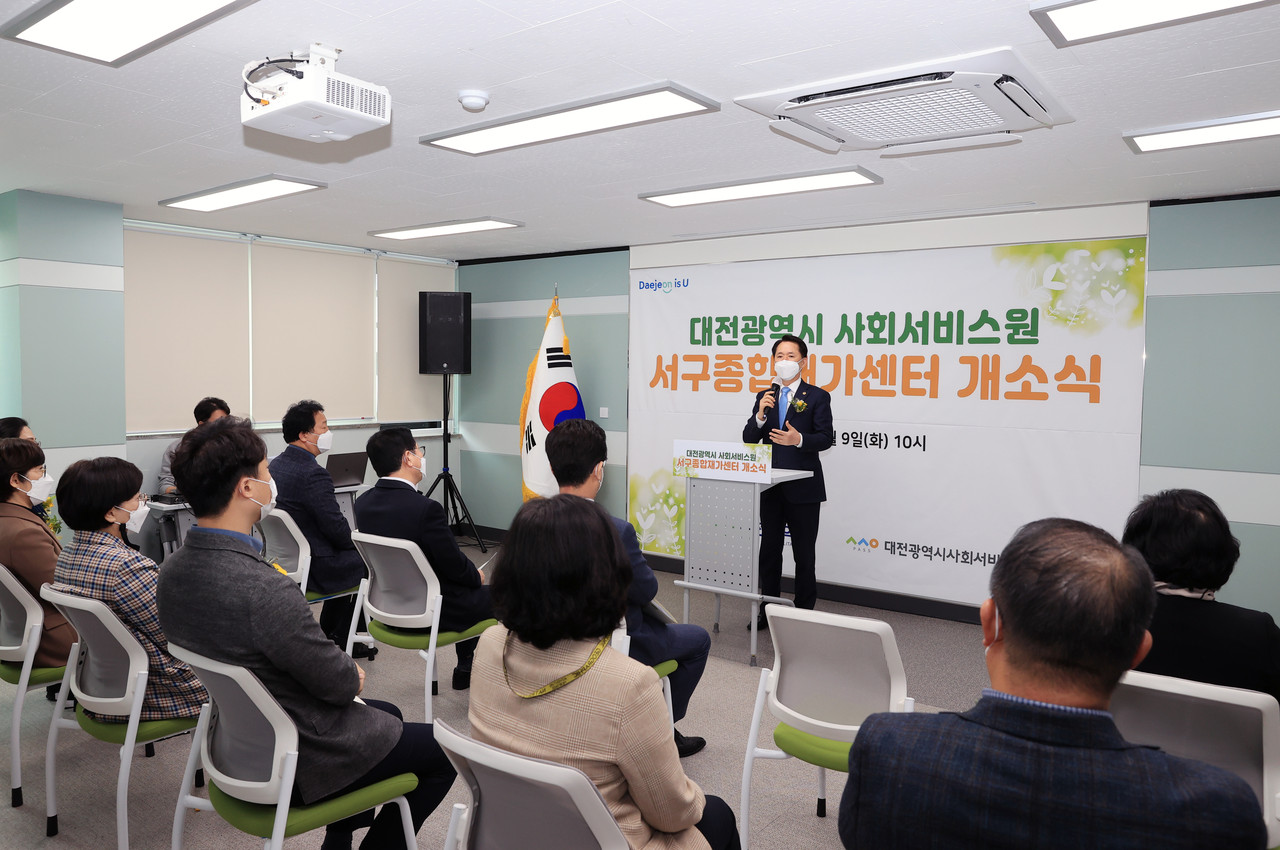 권중순 대전시의회 의장이 9일 서구와 유성구에서 열린 '종합재가센터 개소식'에 참석했다 사진은 권중순 의장이 축사를 하는 모습./ⓒ대전시의회