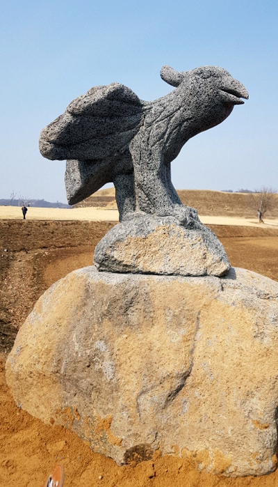 연천군 장남면에 위치한 사적 제467호 호로고루에 설치한 삼족오 석상./Ⓒ연천군청