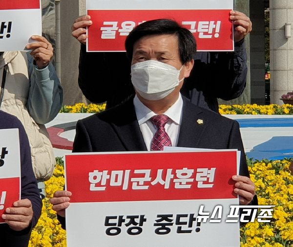 진주진보연합은 11일 오전 진주시청 앞에서 "한미연합전쟁훈련 강행, 굴욕적인 주한미군 주둔비 인상 합의 문재인 정부 큐탄" 기자회견 모습./ⓒ정병기 기자