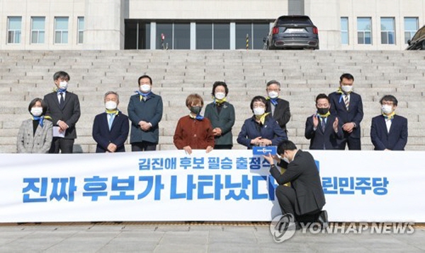 지난 8일 김진애 열린민주당 후보의 국회 출정식 모습. 도시건축가 출신인 김진애 후보는 이명박 정권 시절 민주당 국회의원으로 있으면서 '4대강 저격수'로 주목받기도 했다. /ⓒ 연합뉴스