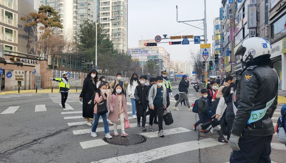 대전유성경찰서 11일 오전 대전반석초등학교 앞에서 교통경찰관, 교사, 모범운전자회원, 녹색어머니회원 등 30명이 모여 개학기 어린이 교통사고 예방을 위한 어린이 교통안전 캠페인을 펼쳤다./ⓒ대전유성경찰서