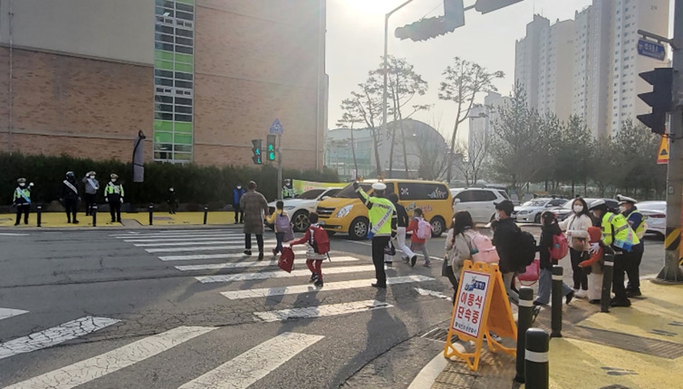 대전유성경찰서(서장 송인성)는 11일 오전 대전반석초등학교 앞에서 교통경찰관, 교사, 모범운전자회원, 녹색어머니회원 등 30명이 모여 개학기 어린이 교통사고 예방을 위한 어린이 교통안전 캠페인을 펼쳤다.