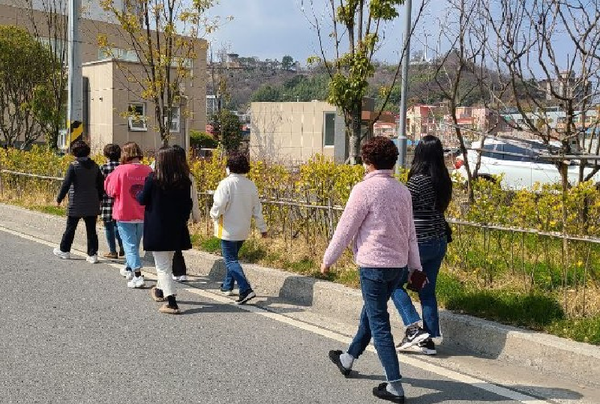 하동군은 코로나19 비대면 걷기운동 활성화를 위해 스마트폰 걷기 앱 ‘워크온’을 이용한 건강 걷기 사업을 추진한다./ⓒ하동군