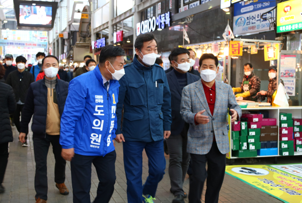 구리전통시장  조종덕 상인회장이 구리전통시장을 방문한 이낙연 선대위원장과 신동화예비후보에게 전통시장의 문제점과 애로를 설명하고 있다./Ⓒ신동화선거사무소