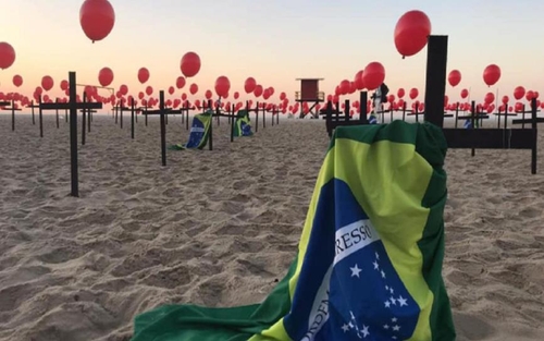 사진: 브라질 코로나19 사망자 애도 퍼포먼스= 브라질 남동부 리우데자네이루 해변에서 비정부기구(NGO) 주도로 벌어진 코로나19 사망자 애도 퍼포먼스. [리우 NGO '평화의 리우']