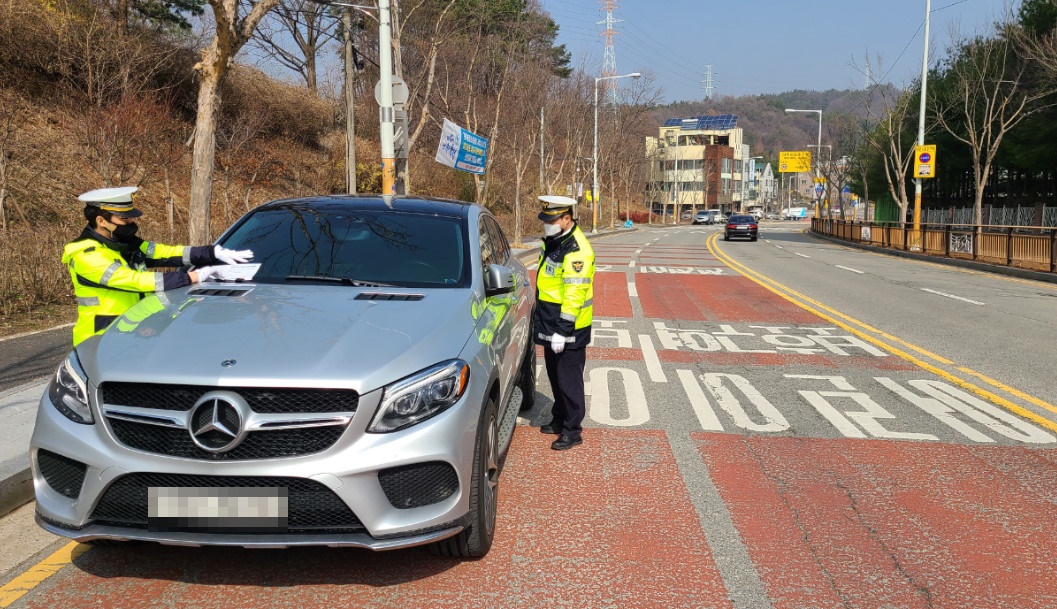 대전유성경찰서는 15일 오전, 대전수정초등학교 등 어린이보호구역에서 불법주정차 단속을 실시했다./ⓒ유성경찰서