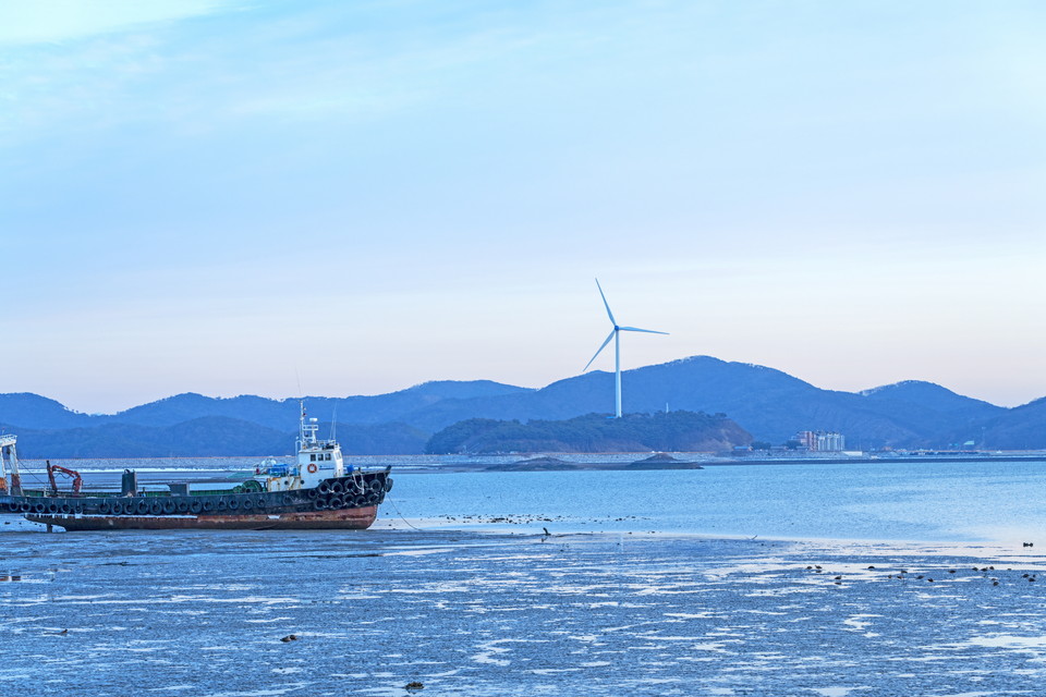 충남 홍성군 서부면 신리 모산도에 설치된 풍력발전기. 도내 처음이자 유일한 이 풍력발전기는 한국농어촌공사가 천수만사업단이 지난 2017년 4월 설치해 가동하고 있다./ⓒ홍성군청