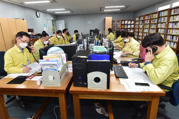 진주시는 코로나19 확산으로 폭주하는 시민들의 전화 문의에 신속히 응대하기 위하여 전화 상담 인력을 추가로 투입해 운영한다./ⓒ진주시