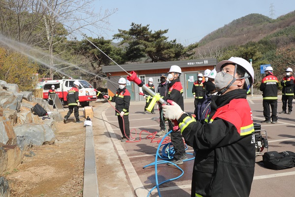 한대희 시장이 산불전문예방진화대원들과 함께 호스로 물을 뿜어내고 있다./ⓒ군포시