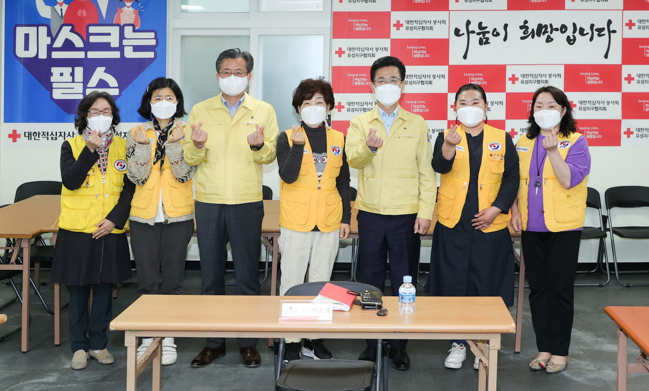 허태정 대전시장이 17일 오후 유성구지역 현안사업 현장에서 현장시장실을 열고 시민과 소통의 시간을 가진 후 기념촬영을 하고 있는 모습./ⓒ대전시