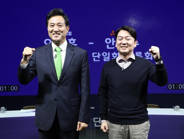 국민의힘 오세훈 서울시장 후보와 국민의당 안철수 서울시장 후보가 지난 15일 오후 서울 영등포구 더플러스 스튜디오에서 채널A 주관으로 열린 후보 단일화 TV토론회에 앞서 기념촬영을 하고 있다. Ⓒ연합뉴스