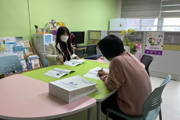 연천군 청소년상담복지센터 직원이 ‘찾아가는 사업설명회’를 진행하고 있다./Ⓒ연천군청