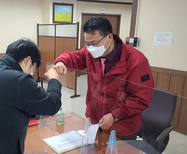 국민의힘 백현종후보가 구리시선관위 직원에게 후보등록 서류를 접수하고 주먹인사로 선거승리를 위한 화이팅을 하고 있다./Ⓒ백현종선거사무소