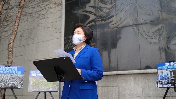 낙산공원에서 '종로 지역 정책' 발표하는 박영선 후보 ⓒ심주완 기자