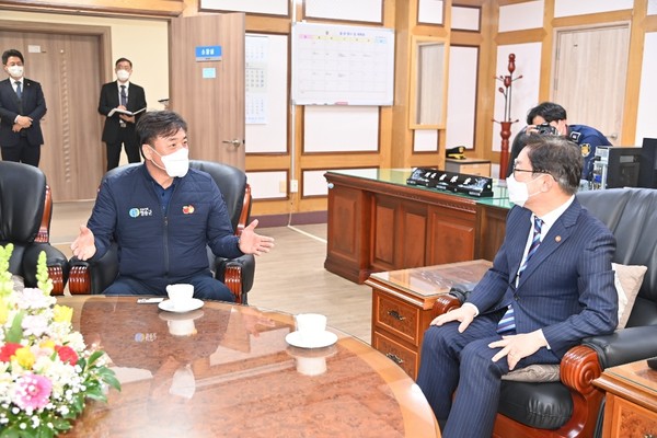 윤경희 청송군수가 청송을 찾은 박범계 법무부장관에게 법무연수원 청송캠퍼스 건립 등을 건의하고 있다/Ⓒ청송군