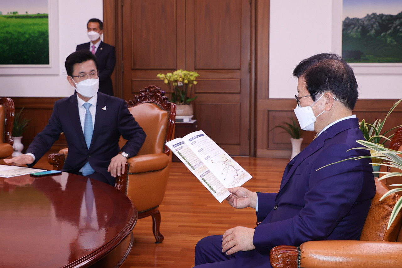 허태정 대전시장이 19일 오후 박병석 국회의장과 면담하면서 수도권 공공기관의 지방이전이 조속히 추진될 수 있도록 적극적인 관심과 지원을 요청했다./ⓒ대전시