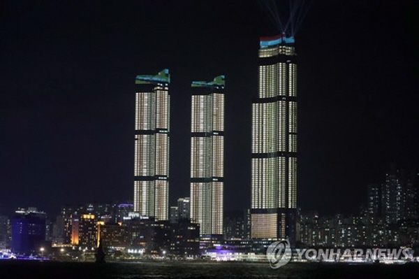 부산 해운대 백사장 앞에 세워진 101층 주상복합아파트 엘시티. 온갖 특혜 구설로 얼룩진. 부산지역 토착비리 카르텔의 결정체로 꼽히는 문제의 건물이다. /ⓒ 연합뉴스