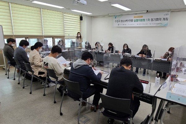 대구수성구청소년상담복지센터는 지난 19일 범어도서관에서 ‘2021년도 수성구 청소년안전망 실행위원회 1차 정기회의’를 개최하고 고위기청소년 지원 방안 등을 논의하고 있다./ⓒ수성구청