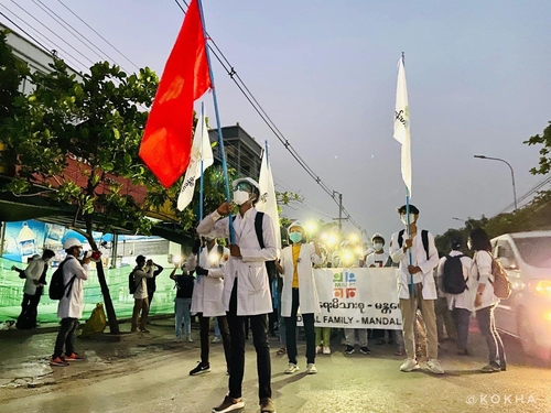 동 트기 전 거리 시위를 벌이는 미얀마 제2도시 만달레이 의료진 시위대. 2021.3.21