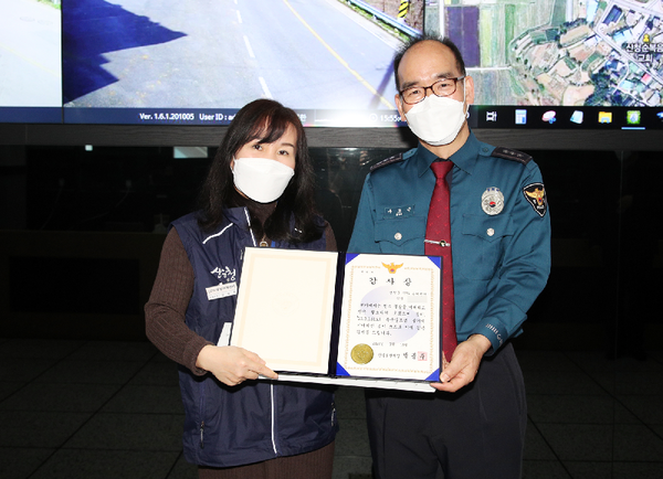 22일 박광주 산청경찰서장이 관제센터를 찾아 특수절도사건 범인 검거에 기여한 A 관제원에게 감사장을 전달했다./ⓒ산청군