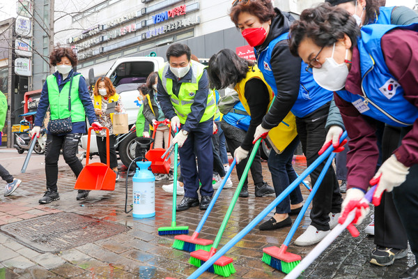 19일(금),  중구 국민운동단체인 새마을회, 바르게살기운동협의회등 봉사단체와 중구의회, 중구청이 합동으로 동성로에서 노면물청소와 담배공초 청소 등 합동대청소를 실시했다./ 중구청