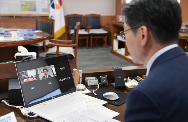 22일 열린 지역대학 위기 관련 영상토론회에서 김경수 경남지사가 인사말을 하고 있다. 경남도