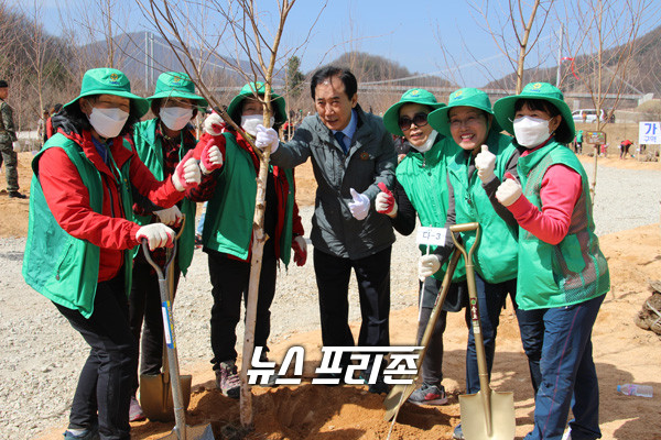 지난 2019년 제74회 식목일을 맞아 한탄강 비둘기낭공원 인근에서 열린 시민 나무심기 대회에서 박윤국 포천시장이 새마을회원들과 함께 나무를 식재하고 있다. 지난해부터 코로나19로 인해 식목일 행사가 취소되면서 아쉬움을 남기고 있다./Ⓒ이건구기자