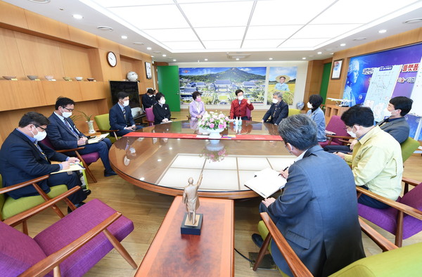 군위군 대구광역시 편입추진특별위원회(위원장 박운표, 간사 박수현) 및 통합공항이전 특별위원회(위원장 홍복순)에서 22일 이철우 경상북도지사를 만나 대구편입추진을 촉구하고있다./ⓒ군위군청