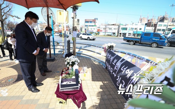 도성훈 인천시교육감이 스쿨존 교통사고 현장을 찾아 희생자에 조문하고 있다. / ⓒ인천시교육청