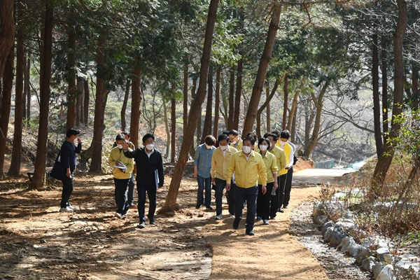 김병내 광주 남구청장이 지난 19일 ‘분적산 더 푸른 누리길’ 현장을 방문해 보행매트 등 시설물에 대한 점검을 꼼꼼하게 살펴보고 있다./ⓒ광주 남구