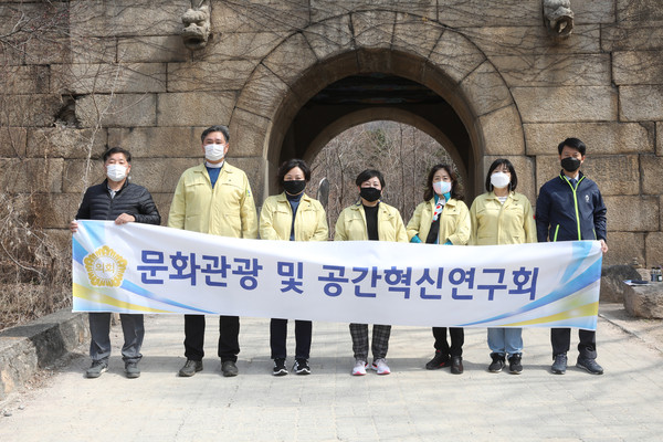 고양시 주요 명소들을 방문한 고양시의회 의원들이 기념사진을 촬영하고 있다. ⓒ고양시의회