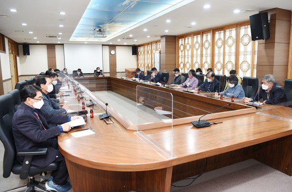 군위군 대구광역시 편입추진특별위원회(위원장 박운표) 및 통합공항이전 특별위원회(위원장 홍복순)는 22일 오후 2시 군위군 통합 신공항 추진위원회(위원장 박한배)와 대구편입의 신속한 추진을 위한 간담회 진행 하고있다./ⓒ군위군청