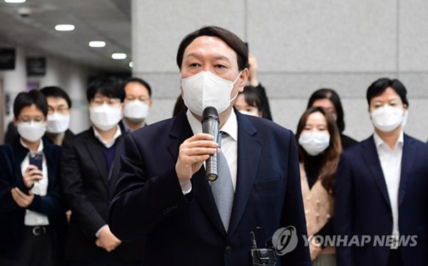 전직 '검찰당 대표'인 윤석열 전 검찰총장이 이달 초 사퇴 직전 미국 뉴욕 맨해튼 검찰의 전설인 故 로버트 모겐소 검사장의 전기(미국의 영원한 검사 로버트 모겐소, 대검찰청 발간)를 배포하라고 지시했다고 한다. 미국은 검사장을 직선제로 선출하기에, 해당 지역 주민들의 '민심'을 얻어야 한다. 한국처럼 '임명직'이 아니다. /ⓒ 연합뉴스