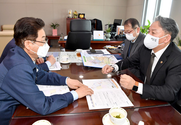 이철우 도지사가 손명수 국토부 2차관 만나 면담을 하고 있다/Ⓒ경북도